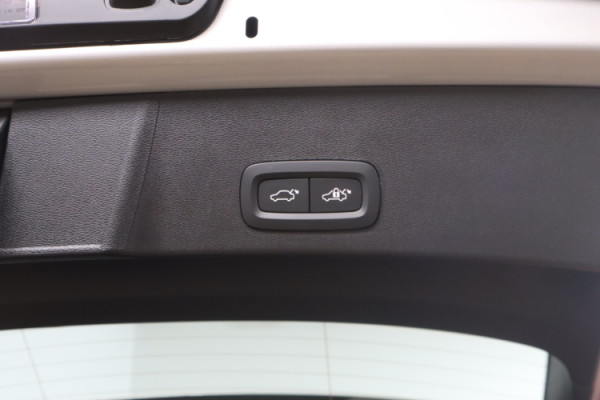 Esittelykuva VOLVO XC40 täyssähköautosta.