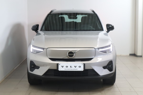 Esittelykuva VOLVO XC40 täyssähköautosta.