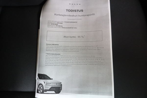Esittelykuva VOLVO XC40 täyssähköautosta.