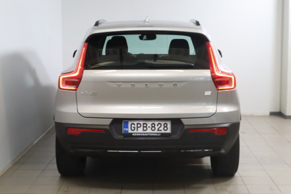 Esittelykuva VOLVO XC40 täyssähköautosta.