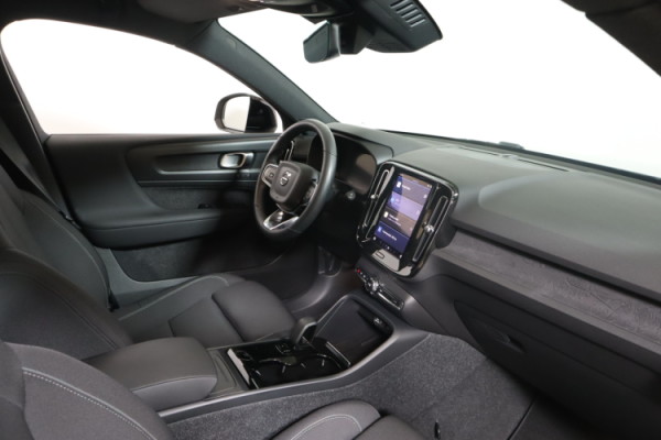 Esittelykuva VOLVO XC40 täyssähköautosta.