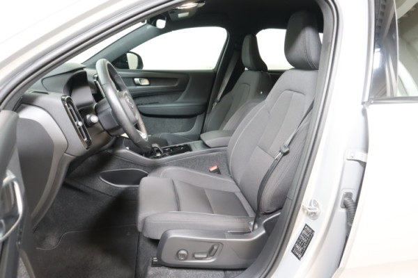 Esittelykuva VOLVO XC40 täyssähköautosta.