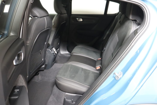 Esittelykuva VOLVO C40 täyssähköautosta.