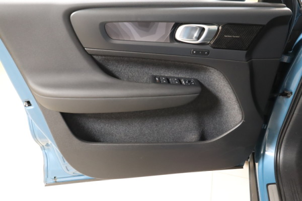 Esittelykuva VOLVO C40 täyssähköautosta.