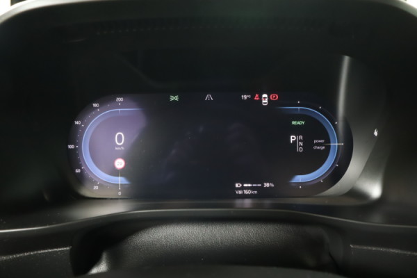 Esittelykuva VOLVO C40 täyssähköautosta.