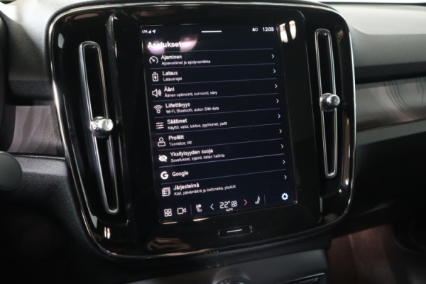 Esittelykuva VOLVO C40 täyssähköautosta.