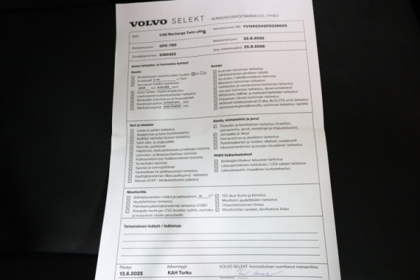 Esittelykuva VOLVO C40 täyssähköautosta.