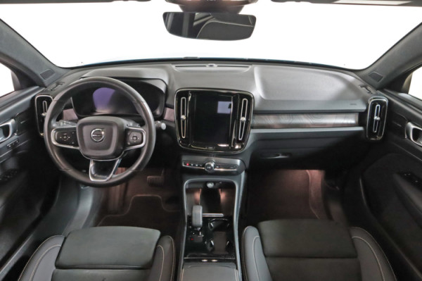 Esittelykuva VOLVO C40 täyssähköautosta.