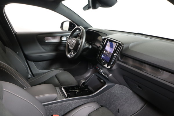 Esittelykuva VOLVO C40 täyssähköautosta.