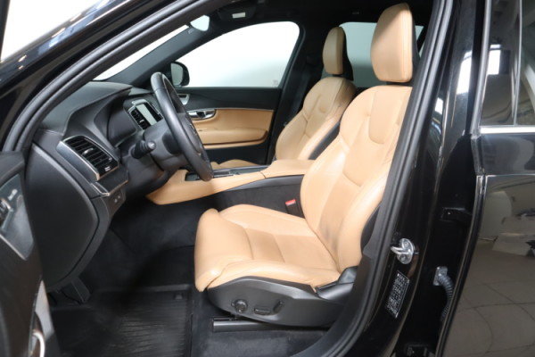 Esittelykuva VOLVO XC90 lataushybridiautosta.