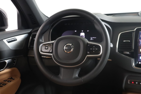 Esittelykuva VOLVO XC90 lataushybridiautosta.