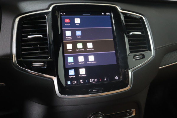 Esittelykuva VOLVO XC90 lataushybridiautosta.