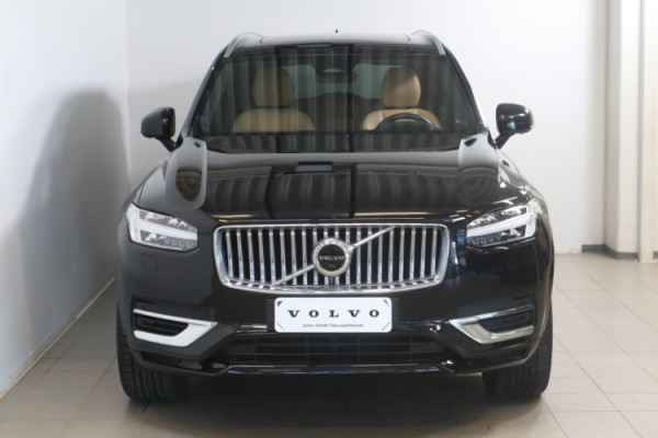 Esittelykuva VOLVO XC90 lataushybridiautosta.