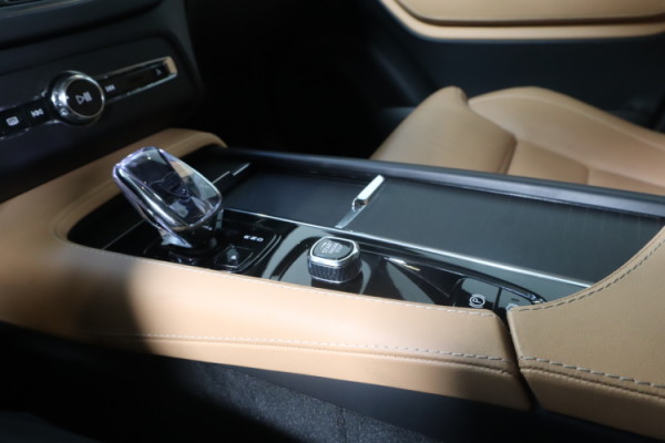 Esittelykuva VOLVO XC90 lataushybridiautosta.