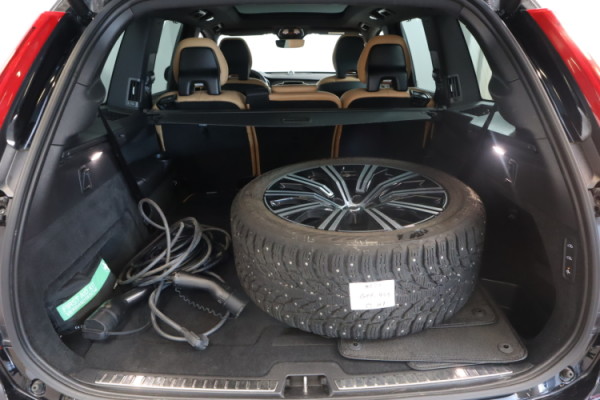 Esittelykuva VOLVO XC90 lataushybridiautosta.