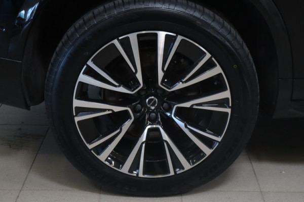 Esittelykuva VOLVO XC90 lataushybridiautosta.