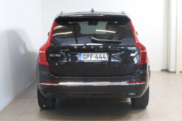 Esittelykuva VOLVO XC90 lataushybridiautosta.