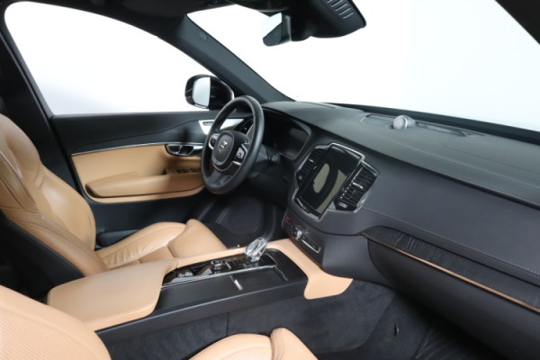 Esittelykuva VOLVO XC90 lataushybridiautosta.