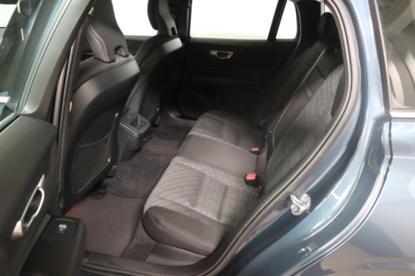 Esittelykuva VOLVO V60 bensiiniautosta.
