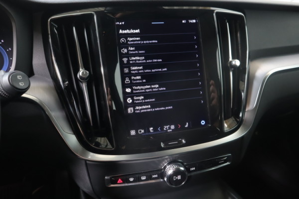 Esittelykuva VOLVO V60 bensiiniautosta.