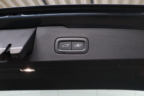 Esittelykuva VOLVO V60 bensiiniautosta.