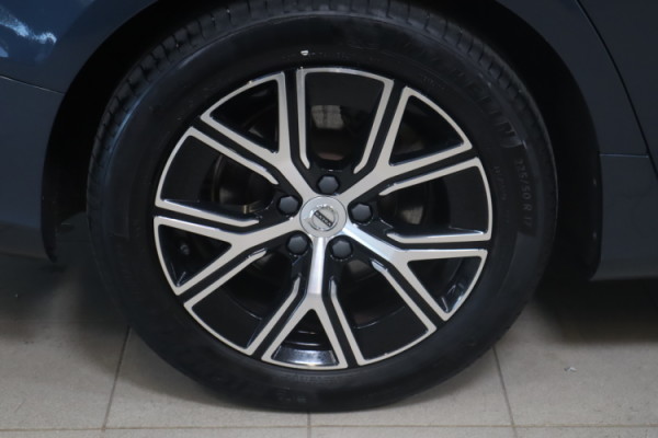 Esittelykuva VOLVO V60 bensiiniautosta.