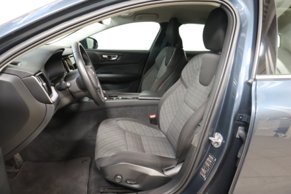 Esittelykuva VOLVO V60 bensiiniautosta.