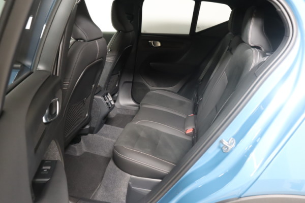 Esittelykuva VOLVO XC40 kevythybridiautosta.