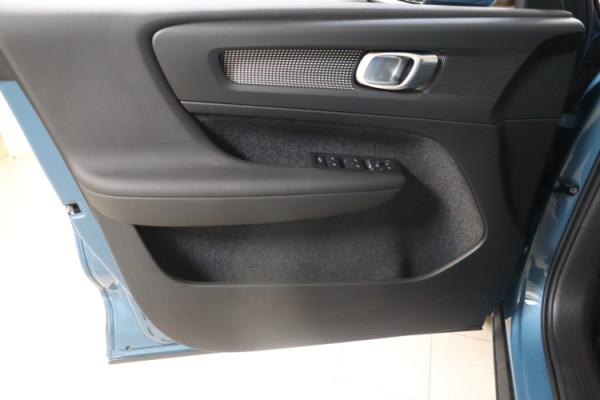 Esittelykuva VOLVO XC40 kevythybridiautosta.