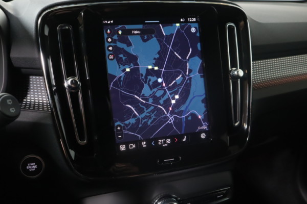 Esittelykuva VOLVO XC40 kevythybridiautosta.
