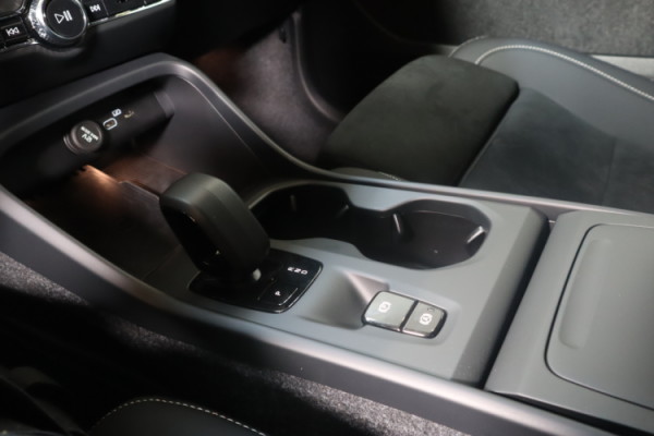 Esittelykuva VOLVO XC40 kevythybridiautosta.