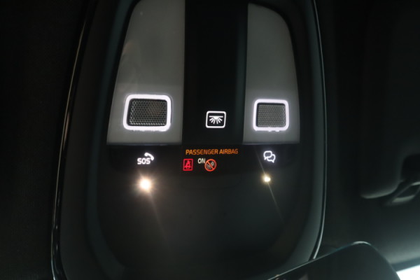 Esittelykuva VOLVO XC40 kevythybridiautosta.