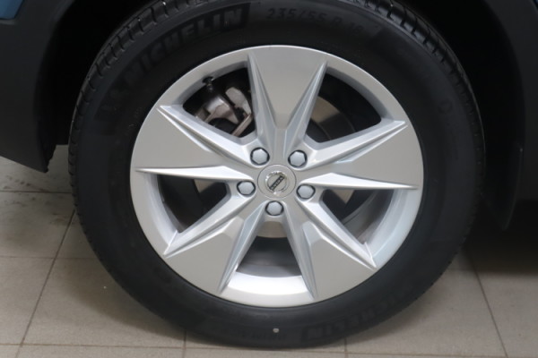 Esittelykuva VOLVO XC40 kevythybridiautosta.