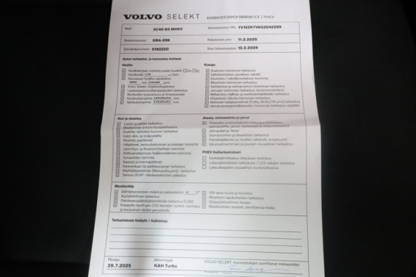 Esittelykuva VOLVO XC40 kevythybridiautosta.