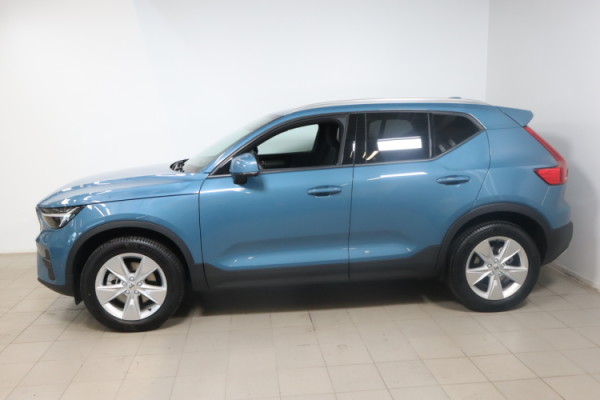 Esittelykuva VOLVO XC40 kevythybridiautosta.