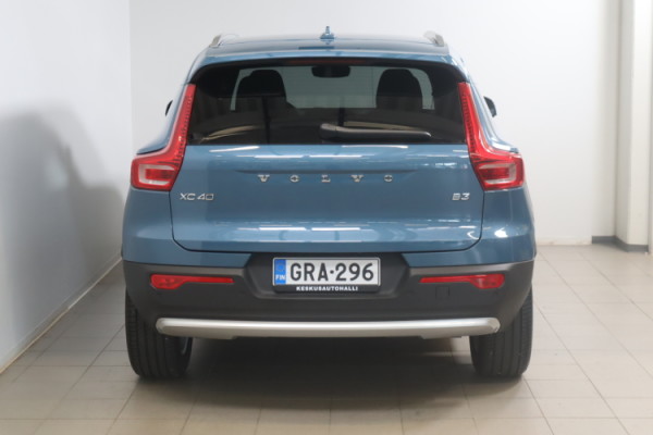 Esittelykuva VOLVO XC40 kevythybridiautosta.