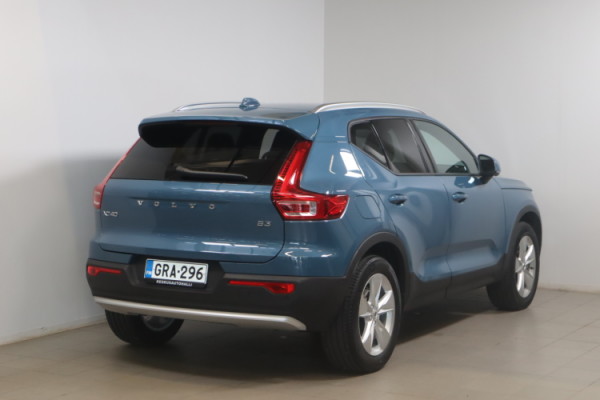 Esittelykuva VOLVO XC40 kevythybridiautosta.