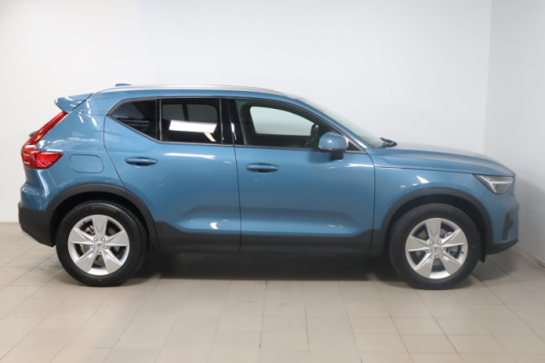 Esittelykuva VOLVO XC40 kevythybridiautosta.