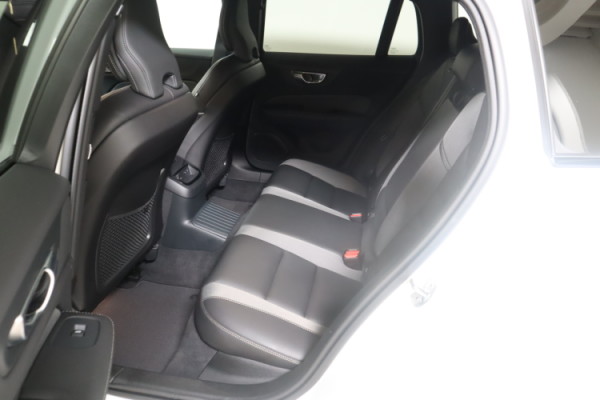 Esittelykuva VOLVO V60 lataushybridiautosta.