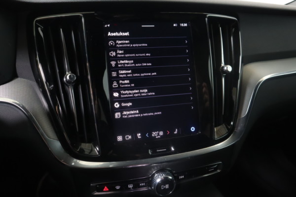 Esittelykuva VOLVO V60 lataushybridiautosta.