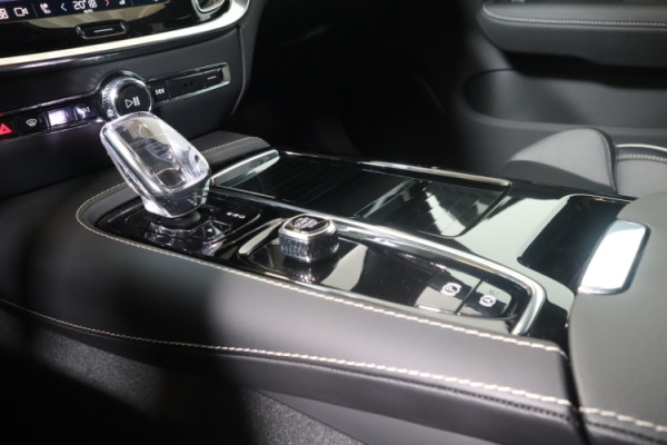 Esittelykuva VOLVO V60 lataushybridiautosta.