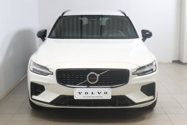 Esittelykuva VOLVO V60 lataushybridiautosta.