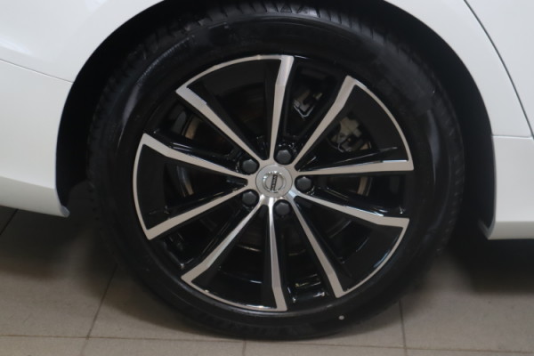 Esittelykuva VOLVO V60 lataushybridiautosta.