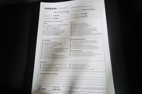 Esittelykuva VOLVO V60 lataushybridiautosta.