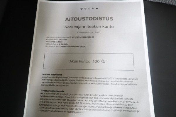 Esittelykuva VOLVO V60 lataushybridiautosta.
