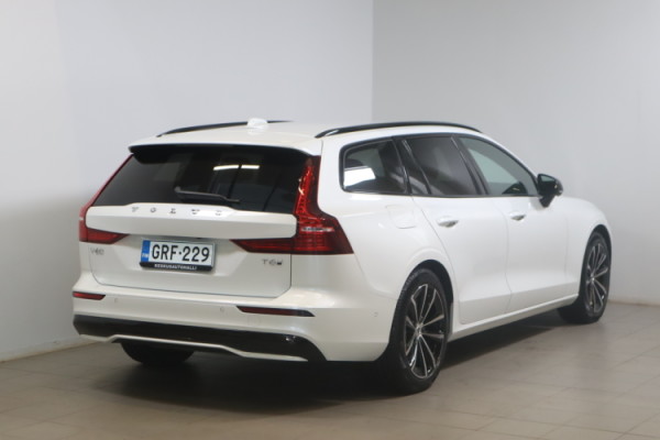 Esittelykuva VOLVO V60 lataushybridiautosta.