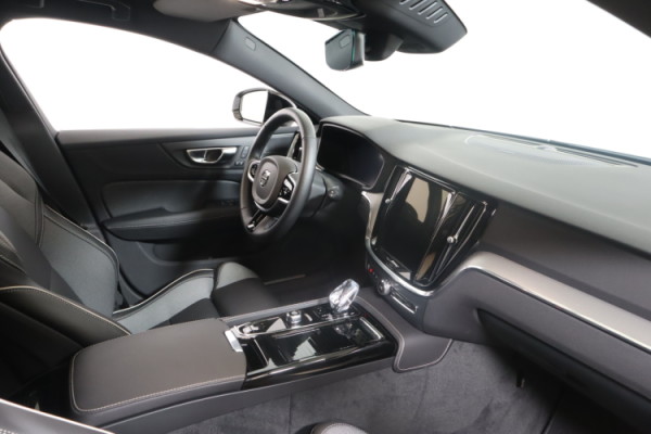 Esittelykuva VOLVO V60 lataushybridiautosta.