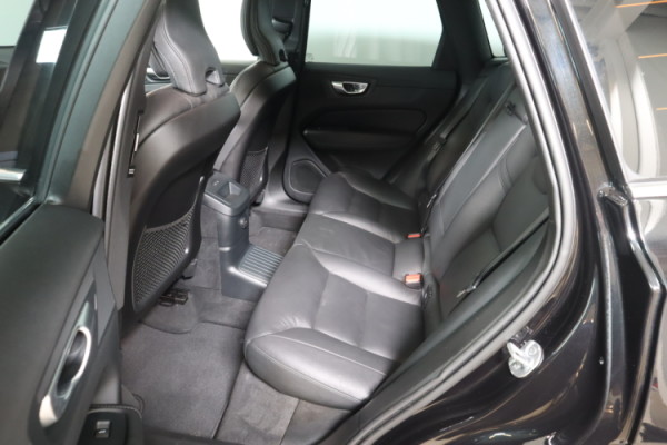 Esittelykuva VOLVO XC60 lataushybridiautosta.