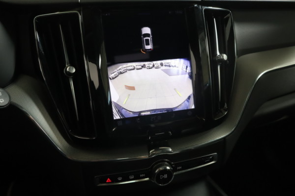 Esittelykuva VOLVO XC60 lataushybridiautosta.