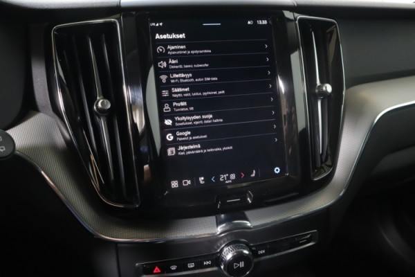 Esittelykuva VOLVO XC60 lataushybridiautosta.